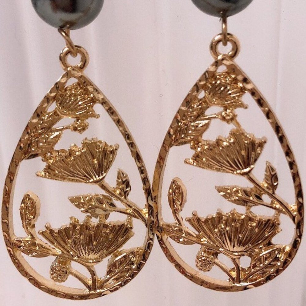 Teardrop Lehua Flower Pearl earrings - Picture 2 of 2